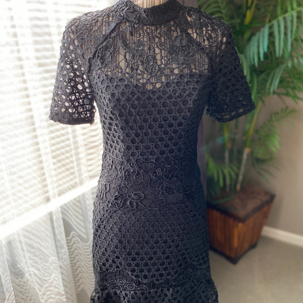 Lumier black lace dressβ